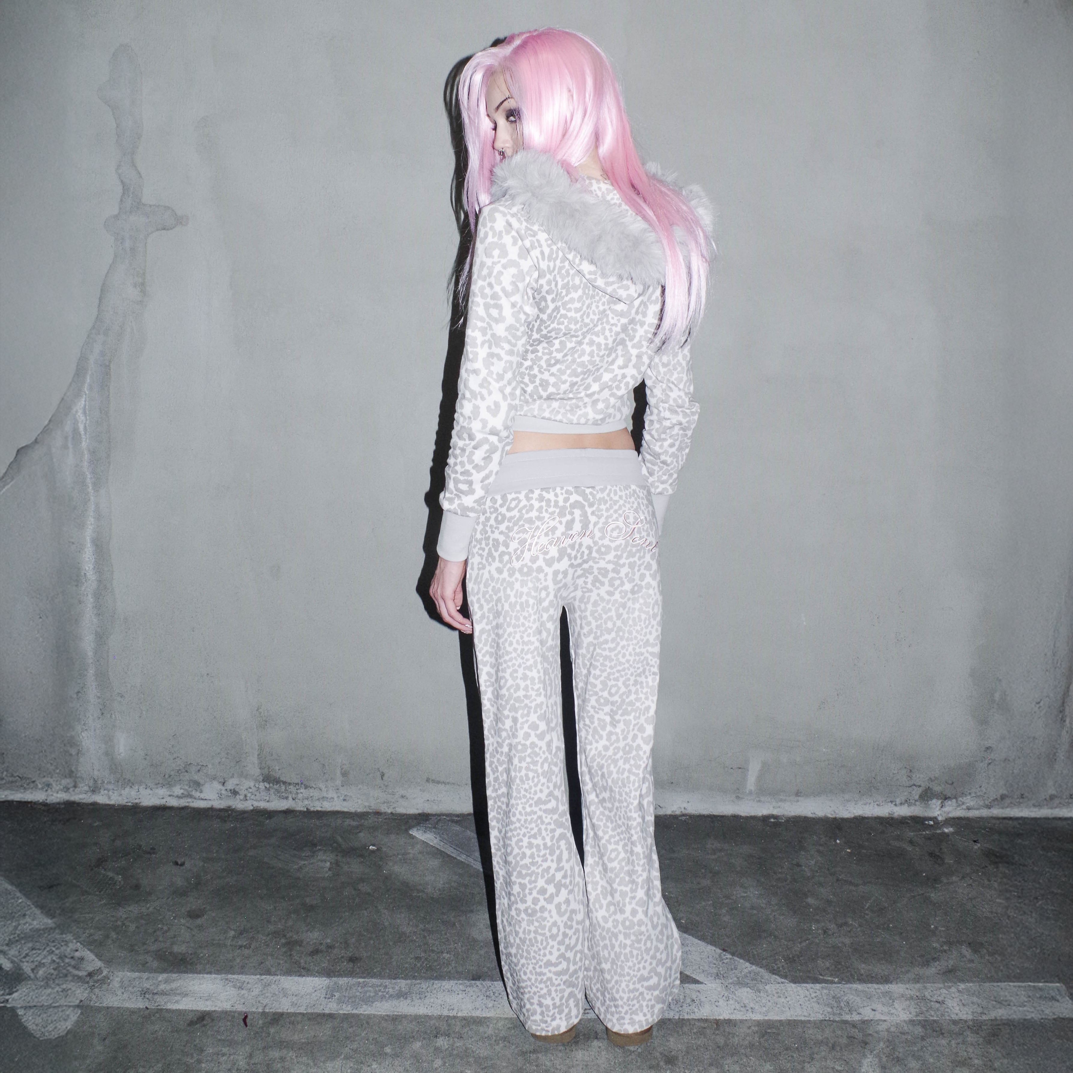 Essential Sweats - Snow Leopard